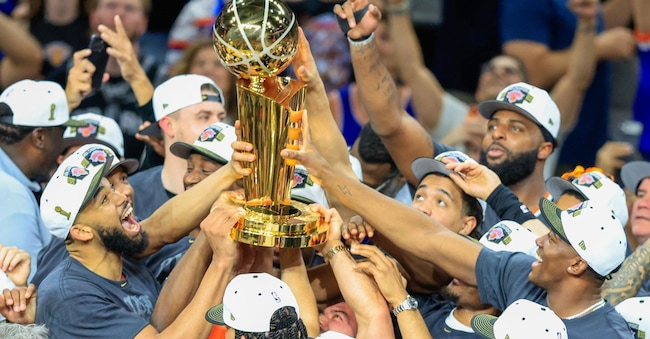 I giocatori dei New York Knicks sollevano il trofeo Larry O'Brien dopo aver vinto la quinta partita delle finali Nba con i San Antonio Spurs EPA