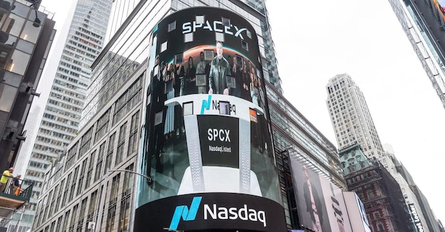 La gente guarda la cerimonia  dell esordio di SpaceX  in Borsa  fuori dall'edificio Nasdaq a Times Square a New York City, foto IPP/lev radin / ZUMA Press warning avaiaible only for italian market  NEW YORK, 12 giugno 2026 La gente guarda la cerimonia  dell esordio di SpaceX  in Borsa  fuori dall'edificio Nasdaq a Times Square a New York City, foto IPP 16878