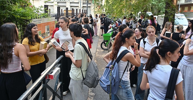 Gli studenti del liceo Alfieri sono impegnati nella seconda prova degli esami di maturità, 19 giugno 2026. ANSA/ ALESSANDRO DI MARCO ANSA