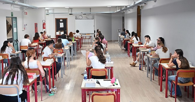 Gli studenti del liceo Alfieri sono impegnati nella seconda prova degli esami di maturità, 19 giugno 2026. ANSA/ ALESSANDRO DI MARCO ANSA