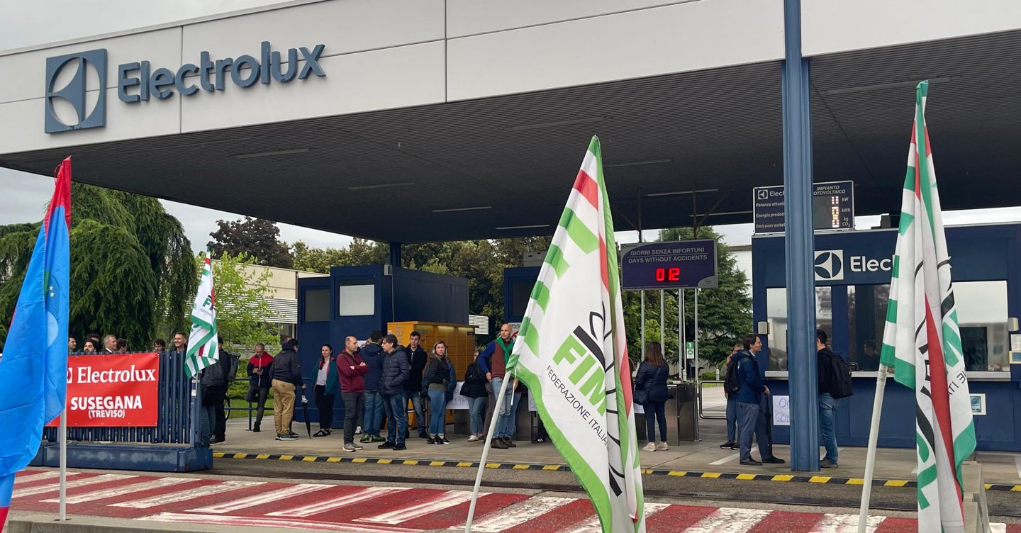 Electrolux non farà azioni unilaterali. Urso: trovare accordo entro l’estate