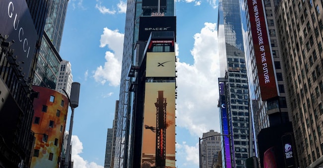 La palla di Capodanno sale in aria dopo il rintocco di chiusura al Nasdaq MarketSite, nel giorno dell’offerta pubblica iniziale (IPO) di SpaceX a New York City, Stati Uniti, il 12 giugno 2026. REUTERS/David Dee Delgado       IMMAGINI DEL GIORNO DI TPX REUTERS