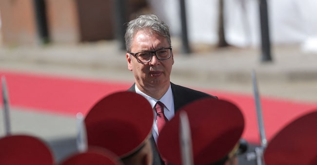 Il presidente serbo, Aleksandar Vucic, passa in rassegna la guardia d’onore in occasione di una visita all’estero.   REUTERS
