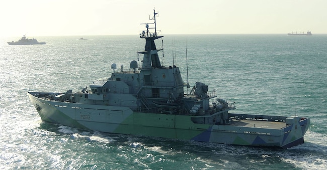 FOTO D'ARCHIVIO: La HMS Mersey della Marina Reale Britannica segue la fregata “Admiral Grigorovich” e il sottomarino “Krasnodar” della Marina russa in una località sconosciuta, in questa immagine fornita senza data. UK MOD Crown copyright/Royal Navy/Foto fornita tramite REUTERS  via REUTERS