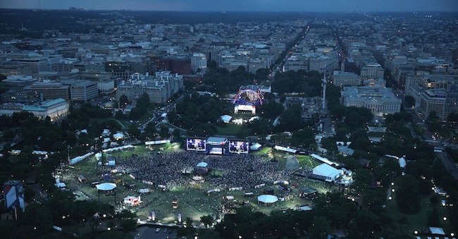 La folla accorsa per l'incontro UFC Freedom 250 sul prato Sud della Casa Bianca a Washington domenica 14 giugno  APS