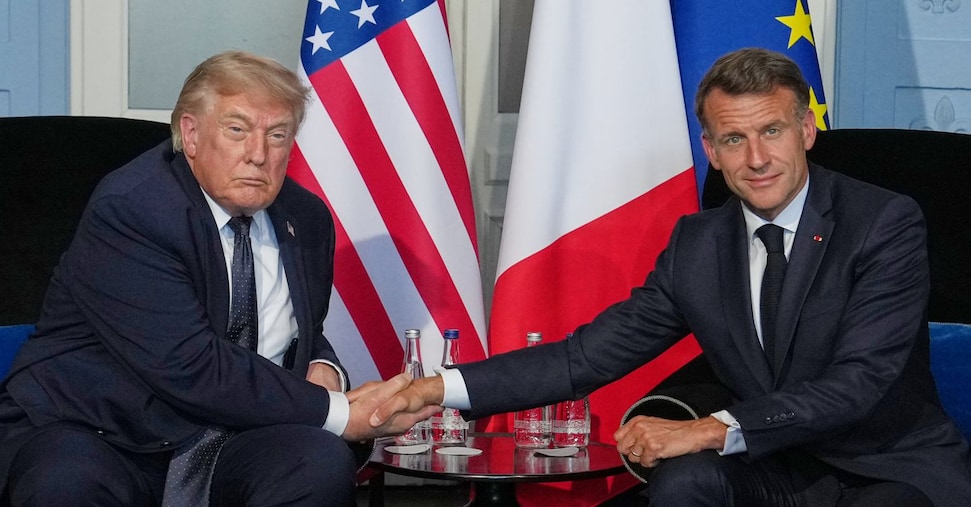 Macron a Trump: «Pronti a dispiegare caccia, fregate e portaerei ad Hormuz»