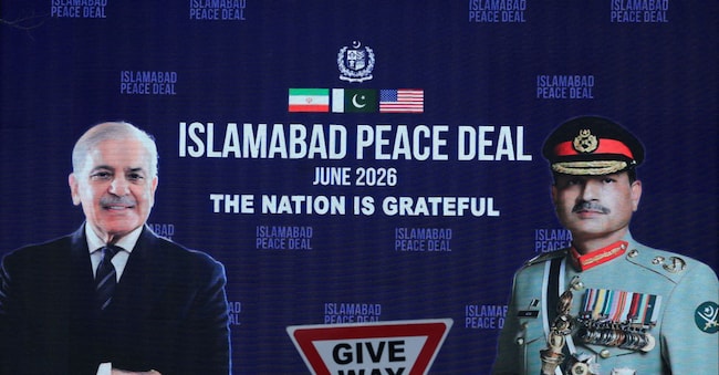 Un poster con il capo dell’esercito pakistano Marshal Asim Munir e il primo ministro Shehbaz Sharif,  dopo l’accordo Usa-iIan  REUTERS