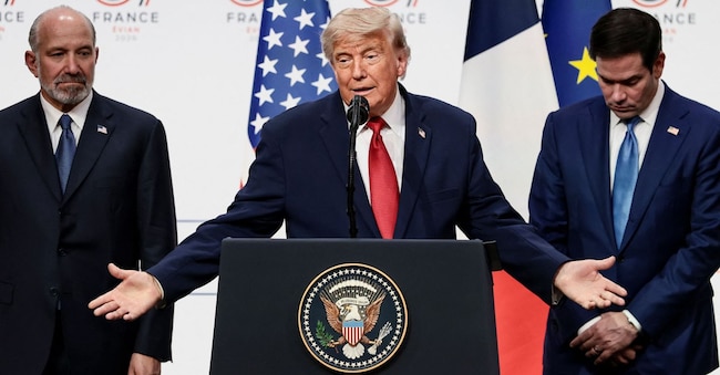 Il presidente degli Stati Uniti Donald Trump, insieme al segretario al Commercio Howard Lutnick e al segretario di Stato Marco Rubio, tiene una conferenza stampa durante il vertice del G7 a Evian-les-Bains, in Francia, il 17 giugno 2026. REUTERS/Evelyn Hockstein REUTERS