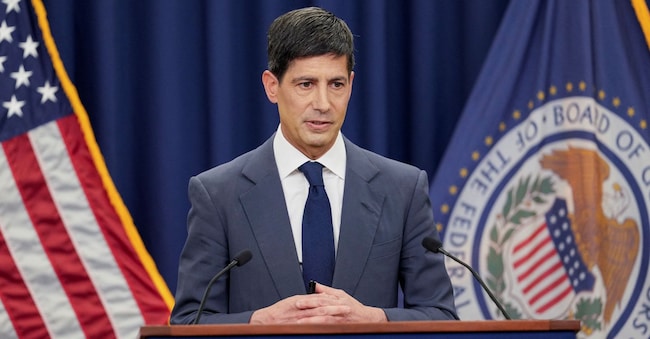 Il nuovo presidente della Federal Reserve statunitense, Kevin Warsh, tiene una conferenza stampa al termine di una riunione di due giorni del Comitato federale per il mercato aperto (FOMC), presso la sede della Federal Reserve a Washington, D.C., Stati Uniti, il 17 giugno 2026. REUTERS/Eric Lee REUTERS