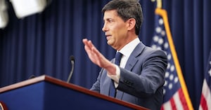 Il nuovo presidente della Federal Reserve statunitense, Kevin Warsh, tiene una conferenza stampa al termine di una riunione di due giorni del Comitato federale per il mercato aperto (FOMC), presso la sede della Federal Reserve a Washington, D.C., Stati Uniti, il 17 giugno 2026. REUTERS/Eric Lee REUTERS
