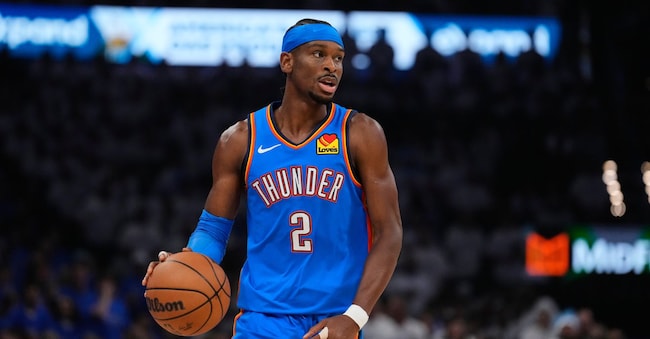 La guardia degli Oklahoma City Thunder Shai Gilgeous-Alexander controlla la palla durante la seconda partita delle finali della Western Conference dei playoff NBA contro i San Antonio Spurs, mercoledì 20 maggio 2026, a Oklahoma City. (AP Photo/Tony Gutierrez)