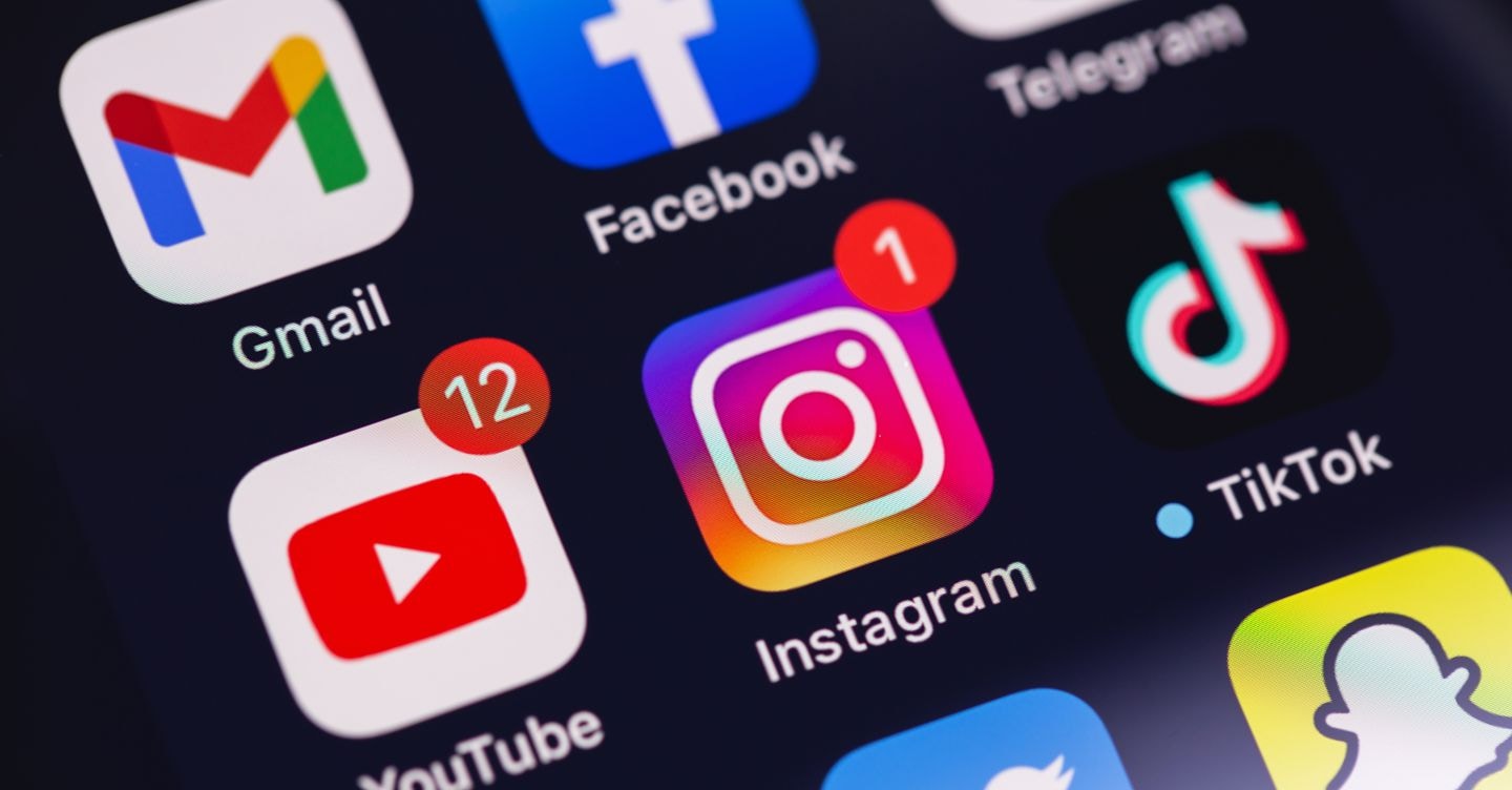 Web e social sono luoghi pubblici: legittimo limitare la libertà d’espressione