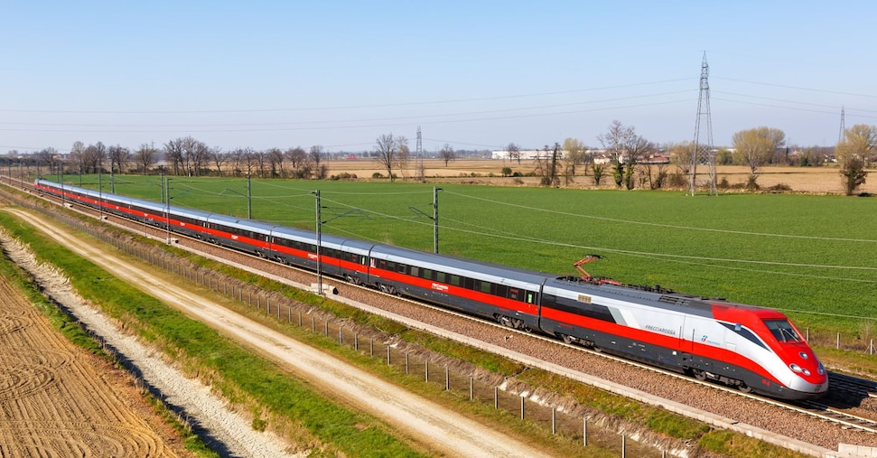 Sospesa la linea Av Milano-Bologna. Due treni fermi e ritardi oltre le due ore