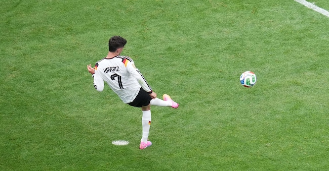 Il tedesco Kai Havertz (7) segna su calcio di rigore durante la partita di calcio del Gruppo E dei Mondiali tra Germania e Curaçao, disputata a Houston domenica 14 giugno 2026. (AP Photo/Eric Smith)