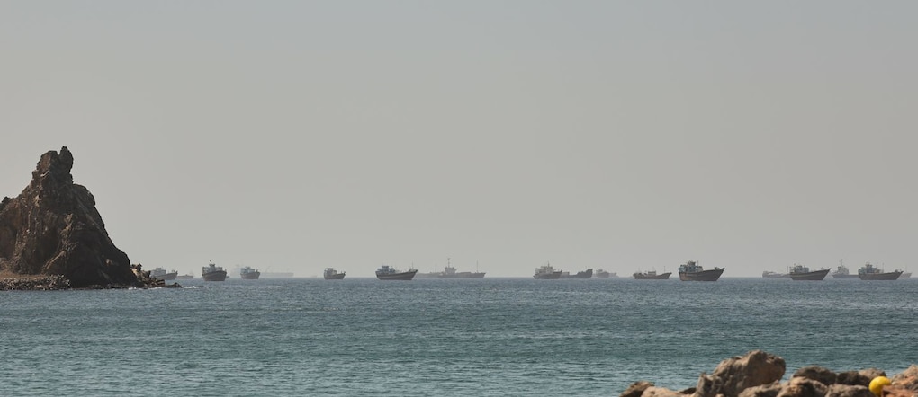 Petroliere e navi mercantili nel Golfo di Oman , lungo le rotte marittime che collegano lo Stretto di Hormuz e il Mar Arabico, martedì 16 giugno 2026. (AP Photo) Associate Press/ LaPresse APN