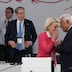 La presidente della Commissione europea Ursula von der Leyen, al centro  parla con il presidente del Consiglio europeo Antonio Costa,  durante una sessione di lavoro al vertice del G7 a Evian-les-Bains APN