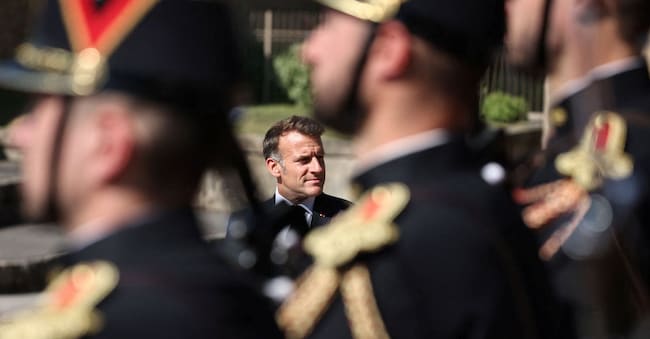 Il presidente francese Emmanuel Macron a Mont Valerien, nei pressi di Parigi   REUTERS