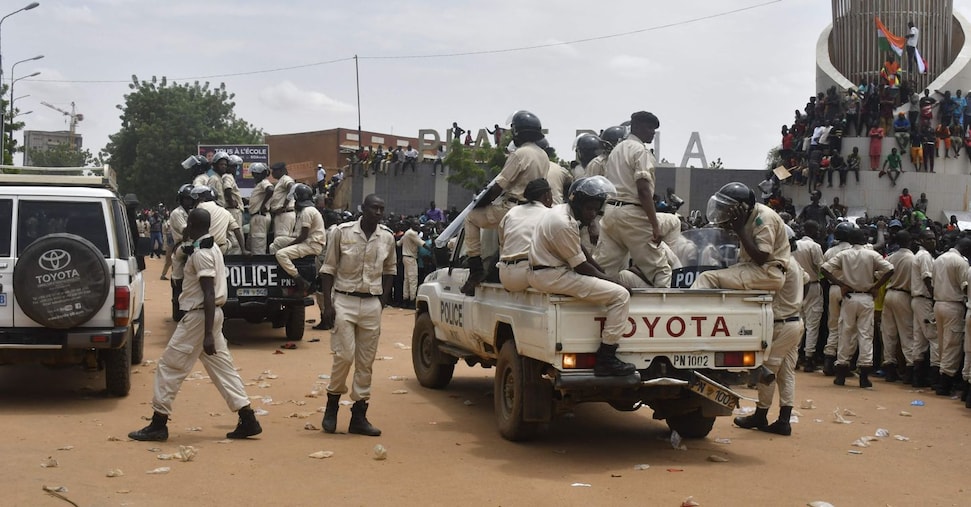 Niger, spari all’aeroporto. Le autorità: morti 11 soldati e 22 assalitori