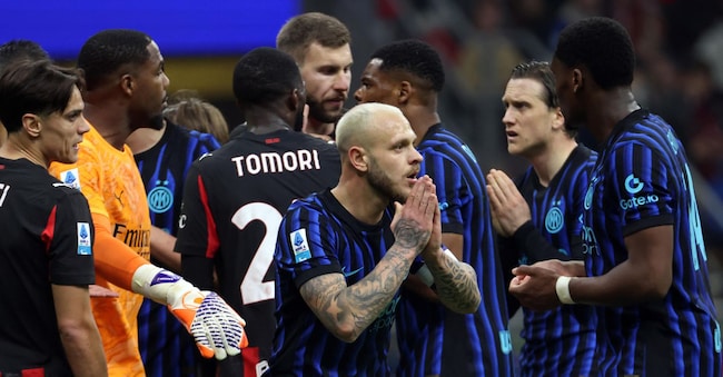 Federico Dimarco (al centro) dell’Inter  durante la partita di calcio della Serie A italiana tra Milan e Inter allo stadio Giuseppe Meazza di Milano, l’8 marzo 2026.  (ANSA / Matteo Bazzi)