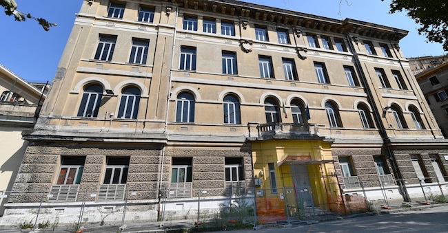 L'Istituto Comprensivo Foce una delle scuole costruite da 100 anni o quasi. Molti edifici scolastici in Italia e in particolare in Liguria e Piemonte. In Puglia, Molise, Calabria, Sardegna circa la meta' del patrimonio di edilizia scolastica e' stato costruito dopo il 1976. Genova, 28 Luglio 2020. ANSA/LUCA ZENNARO ANSA
