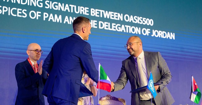 Il momento della firma dell’accordo tra SM Capital e Oasis500