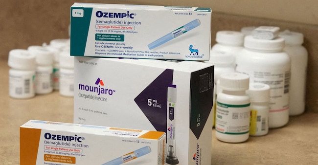 Confezioni di Ozempic e Mounjaro, farmaci iniettabili a base di semaglutide e tirzepatide utilizzati per il trattamento del diabete di tipo 2 e prodotti da Novo Nordisk e Lilly, in una farmacia Rock Canyon a Provo, nello Utah (Stati Uniti), il 29 marzo 2023. REUTERS/George Frey/Foto d'archivio REUTERS