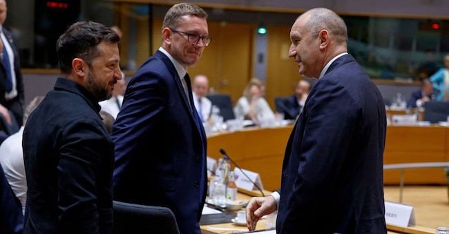 Il presidente ucraino Volodymyr Zelenskiy parla con il primo ministro bulgaro Rumen Radev accanto al primo ministro finlandese Petteri Orpo durante una tavola rotonda al vertice dell'UE a Bruxelles, in Belgio, il 18 giugno 2026. Geert Vanden Wijngaert/Pool via REUTERS/Foto d'archivio REUTERS