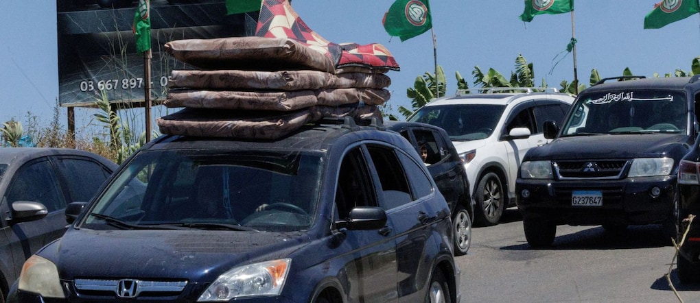 Una famiglia viaggia in auto con i propri effetti personali caricati sul tetto, fuggendo di nuovo dal Libano meridionale, dirigendosi verso nord dopo essere tornata in seguito all’accordo tra Stati Uniti e Iran, mentre riprendono gli scontri notturni tra le forze israeliane e Hezbollah, alla periferia di Tiro, nel Libano meridionale.REUTERS/Zohra Bensemra REUTERS
