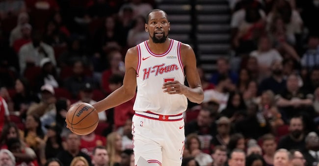 L'ala degli Houston Rockets Kevin Durant (7) controlla la palla durante il secondo tempo di una partita di basket NBA contro i Philadelphia 76ers (Foto AP/Karen Warren)