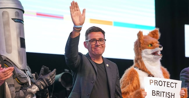 Andy Burnham si è imposto alle elezioni suppletive di Makerfield: adesso è parlamentare e può proporsi come alternativa al premier Starmer APN