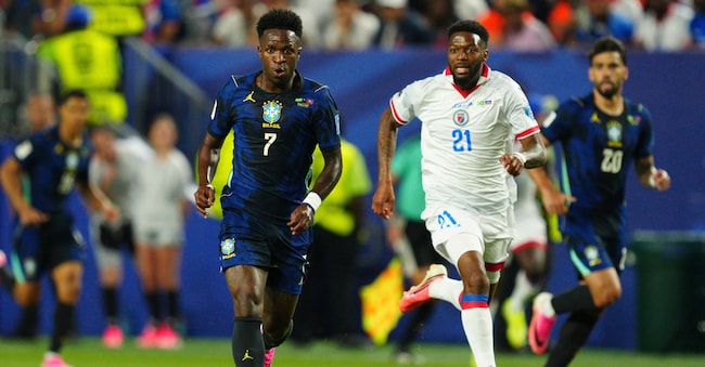 Il brasiliano Vinicius Junior (7) controlla la palla contro l'haitiano Josue Casimir (21) durante la partita di calcio dei Mondiali del Gruppo C tra Brasile e Haiti. (AP Photo/Derik Hamilton)