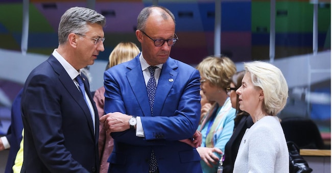 Il primo ministro croato Andrej Plenkovic, il cancelliere tedesco Friedrich Merz e la presidente della Commissione europea Ursula von der Leyen partecipano al vertice del Consiglio europeo a Bruxelles, in Belgio, il 18 giugno 2026. I leader europei si riuniscono a Bruxelles per un incontro di due giorni dedicato a questioni geopolitiche ed economiche urgenti. EPA/OLIVIER HOSLET EPA