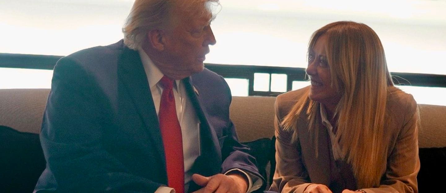 Trump: “Meloni begged me for a photo.” The Prime Minister: “Stunned.” Received a call from Mattarella expressing solidarity - Il Sole 24 ORE