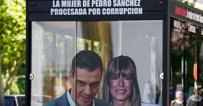 FOTO D'ARCHIVIO: Un camion con immagini del primo ministro spagnolo Pedro Sánchez e di sua moglie Begona Gómez transita davanti al tribunale in segno di protesta nel giorno in cui la Gómez compare in aula per testimoniare nell’ambito di un’indagine su un caso di traffico di influenze, a Madrid, in Spagna, il 15 giugno 2026. REUTERS/Ana Beltran/Foto d'archivio REUTERS
