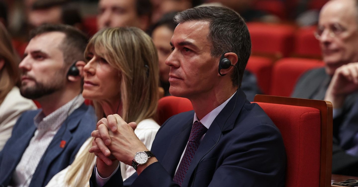 Spagna, la moglie di Sanchez rinviata a giudizio: ritirato il passaporto