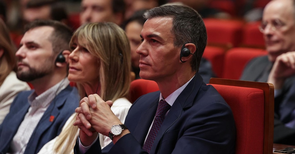 Spagna, la moglie di Sanchez rinviata a giudizio: ritirato il passaporto