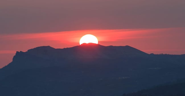 Alba nel giorno più lungo dell'anno, il solstizio d'estate (Alamy Stock Photo)