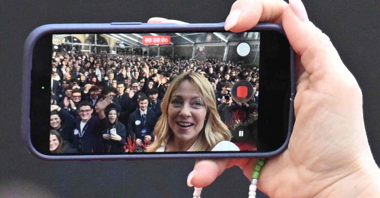FdI contro Pellegrini (M5S): pubblica selfie falso Meloni-Trump, magistratura agisca