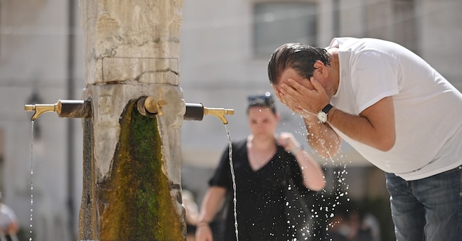GRANDE CALDO IN CITTA' FONTANA IMAGOECONOMICA