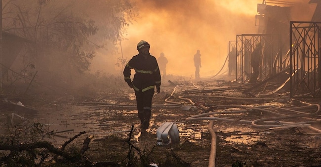 Foto generica - I vigili del fuoco cercano di spegnere un incendio divampato in un mercato cittadino a seguito di un attacco con missili e droni russi a Kiev, in Ucraina, lunedì 15 giugno 2026. (Foto AP/Dan Bashakov) APN