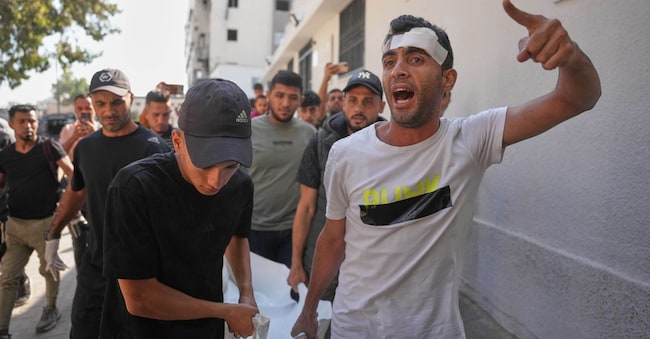 I partecipanti al funerale trasportano le salme di due ragazze palestinesi, Zeina Safadi e sua sorella Lana, uccise durante un attacco aereo israeliano avvenuto nella notte che ha danneggiato la loro casa, durante il funerale tenutosi nella città di Gaza sabato 20 giugno 2026. (Foto AP/Abdel Kareem Hana)      Associated Press/ LaPresse Solo Italia e Spagna APN