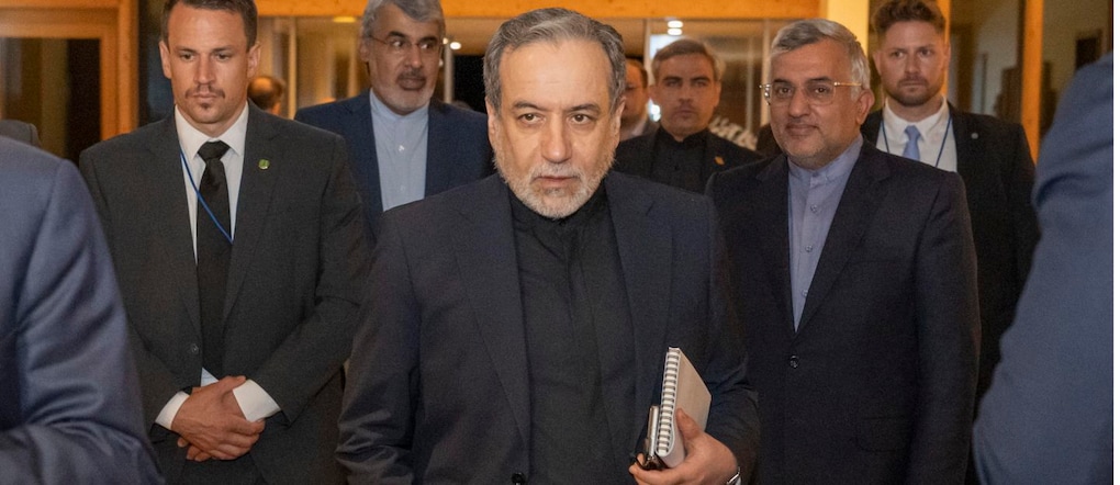 epa13052906 Il ministro degli Affari esteri iraniano, Seyyed Abbas Araghchi (al centro) sarà presente ai negoziati in Svizzera del 21 giugno 2026 EPA