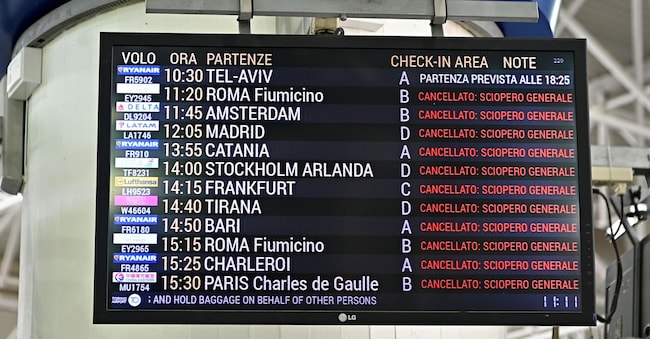 Lievi disagi per i molti voli cancellati a causa dello sciopero generale del trasporto aereo presso l'aeroporto di Caselle, Torino. ANSA/ALESSANDRO DI MARCO ANSA
