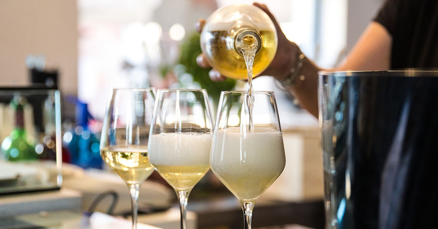 https://i2.res.24o.it/images2010/S24/Documenti/2026/06/21/Immagini/Ritagli/vini-frizzanti-AdobeStock_202606018-U45427347453pnm-1440x752@IlSole24Ore-Web.jpg