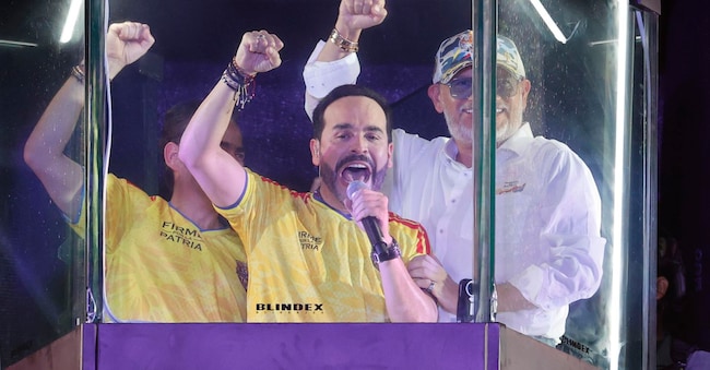 Abelardo de la Espriella (al centro) festeggia la vittoria delle elezioni in Colombia EPA
