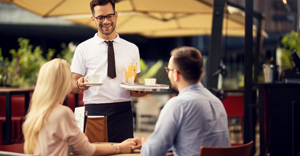 Nel turismo oltre il 70% dei lavoratori sono poveri: guadagnano meno di 14.800 euro