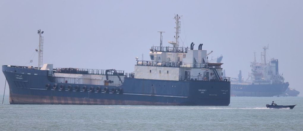 Una piccola imbarcazione a motore passa accanto a navi ancorate nello Stretto di Hormuz, al largo di Bandar Abbas, in Iran. (Amirhosein Khorgooi/ISNA via AP) Associated Press/ LaPresse Solo l'Italia e la Spagna APN