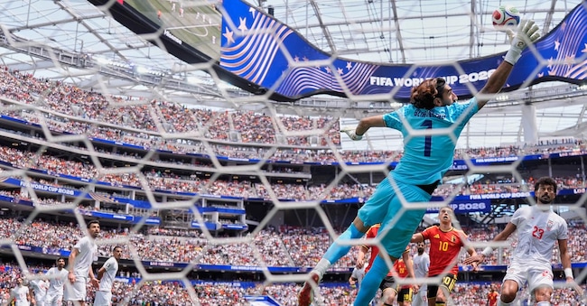 Il portiere iraniano Alireza Beiranvand (1) effettua una parata durante la partita di calcio del Gruppo G dei Mondiali tra Belgio e Iran a Inglewood, California, vicino a Los Angeles. APS