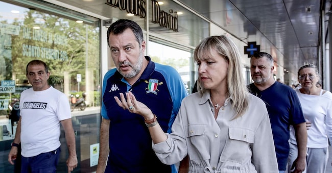 Da sinistra, Matteo Salvini e Silvia Sardone in visita al gazebo per le primarie della Lega milanese, per la scelta del candidato sindaco a Milano, 21 giugno 2026. ANSA/MOURAD BALTI TOUATI ANSA