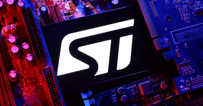 Il logo di STMicroelectronics e una scheda madre di computer.  (REUTERS/Dado Ruvic/Illustrazione)